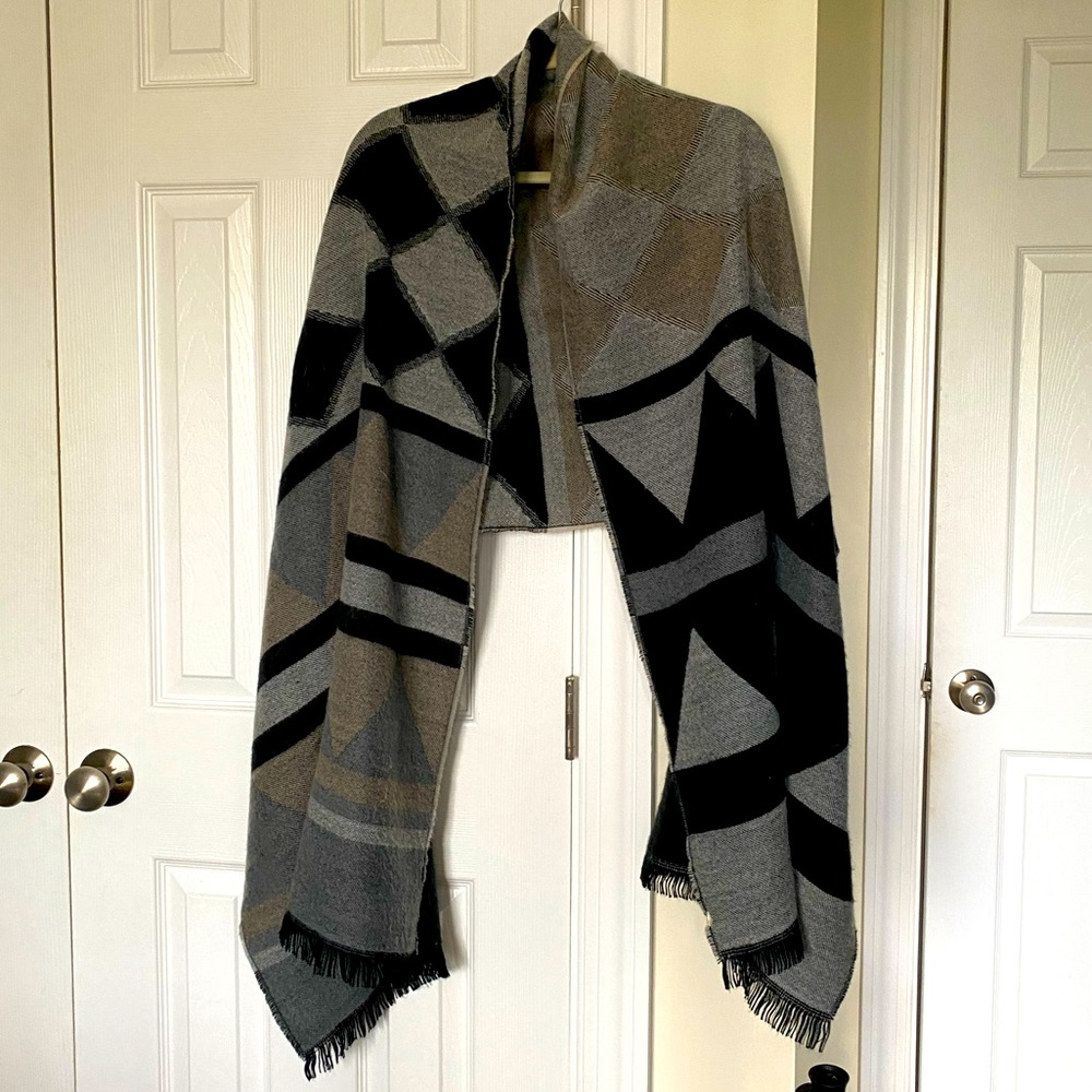 Geometric print scarf